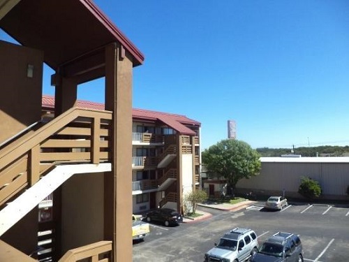 Red Roof PLUS Austin South parking
